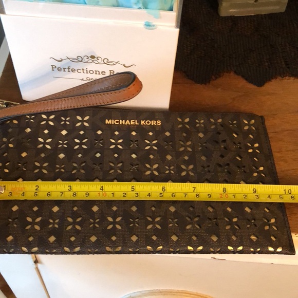 Authentic Michael Kors wristlet. NWOT - Picture 10 of 13